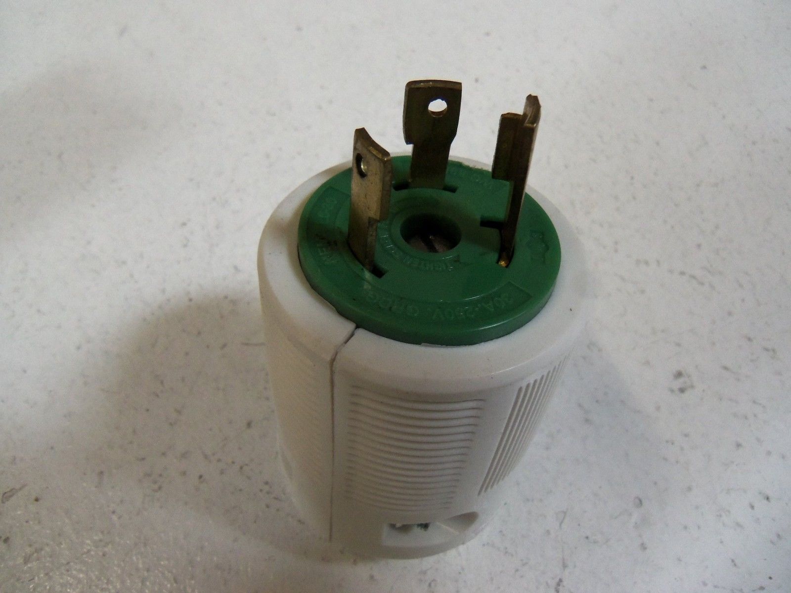 LEVITON PLUG LOCKING 70630-P UNMP