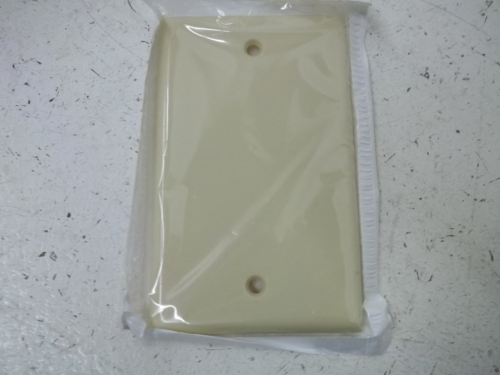 LOT OF 100 LEVITON 86014 PLASTIC SINGLE BLANK PLATE (25 EACH BOX) NSMP