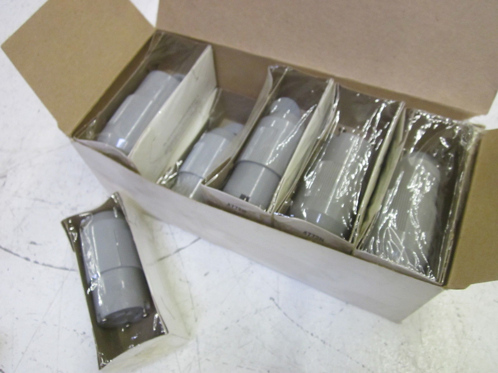 LOT OF 10 ARROW HART 4772N AUTOGRIP LOCKING CONNECTOR 15A 277VAC NSMP