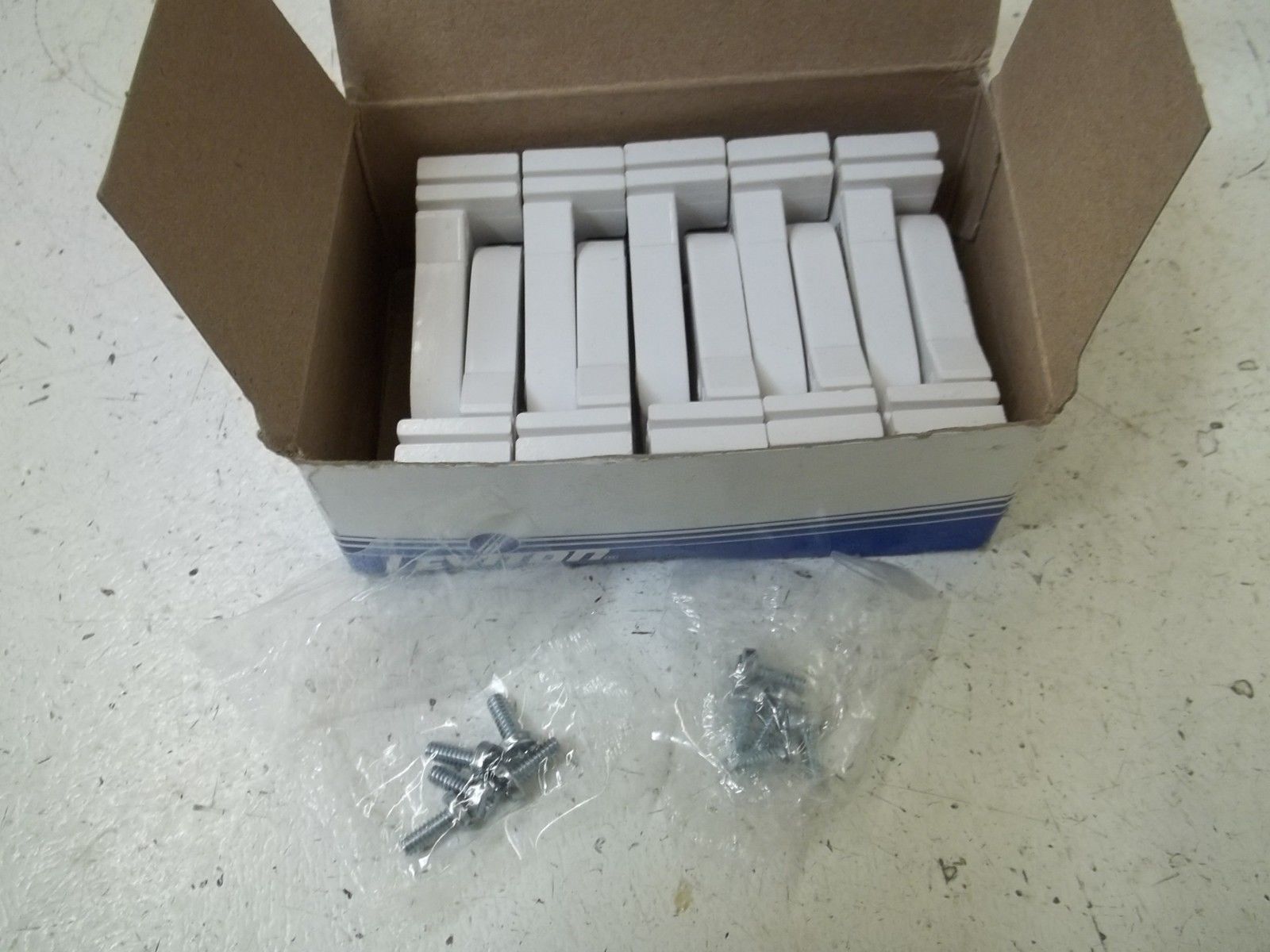 LOT OF 10 LEVITON 13357-N FLUORESCENT LAMPHOLDER HARDWARE ENCLOSEDNSMP