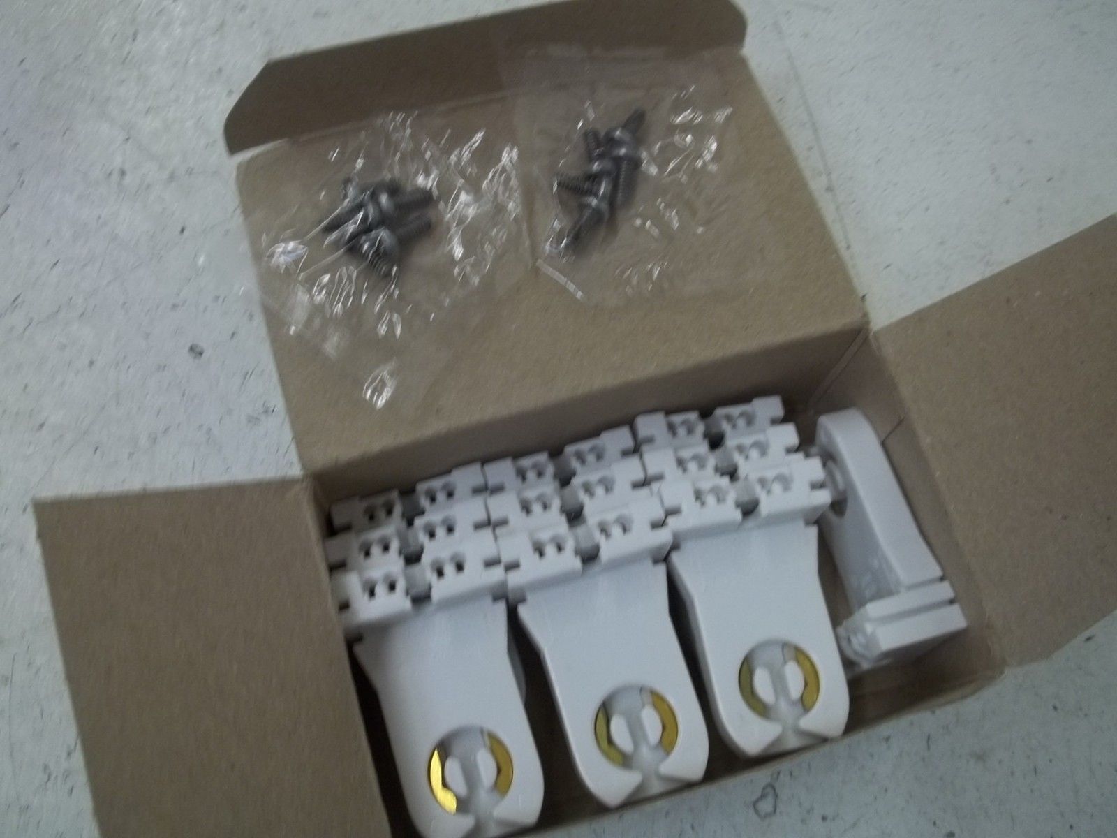 LOT OF 10 LEVITON 13357-N FLUORESCENT LAMPHOLDER 600W-600V NSMP