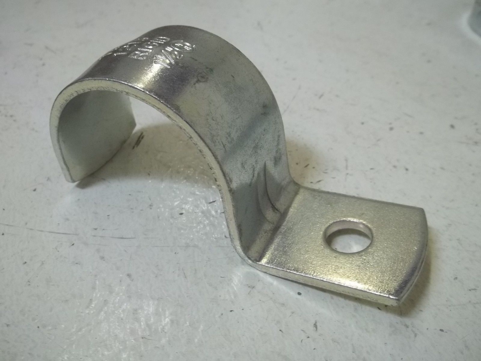 LOT OF 17 THOMAS & BETTS 1215-TB 1-1/2" PIPE STRAP NE W IN A BOX