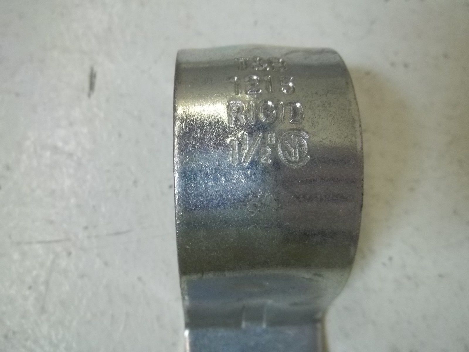 LOT OF 17 THOMAS & BETTS 1215-TB 1-1/2" PIPE STRAP NE W IN A BOX