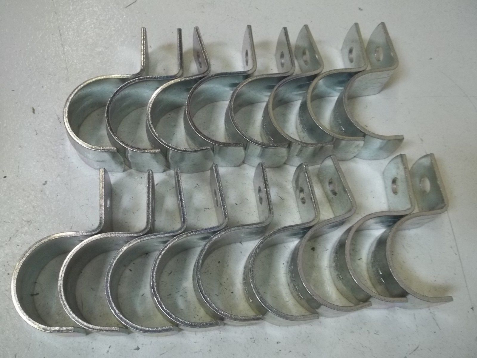 LOT OF 17 THOMAS & BETTS 1215-TB 1-1/2" PIPE STRAP NE W IN A BOX