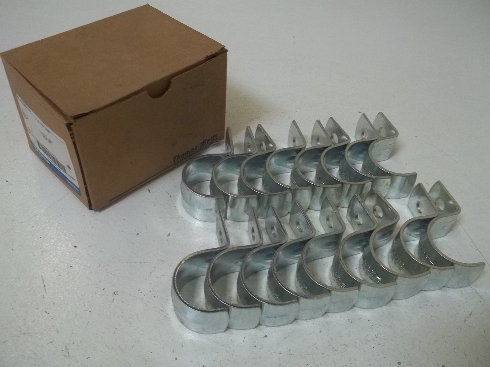 LOT OF 17 THOMAS & BETTS 1215-TB 1-1/2" PIPE STRAP NE W IN A BOX