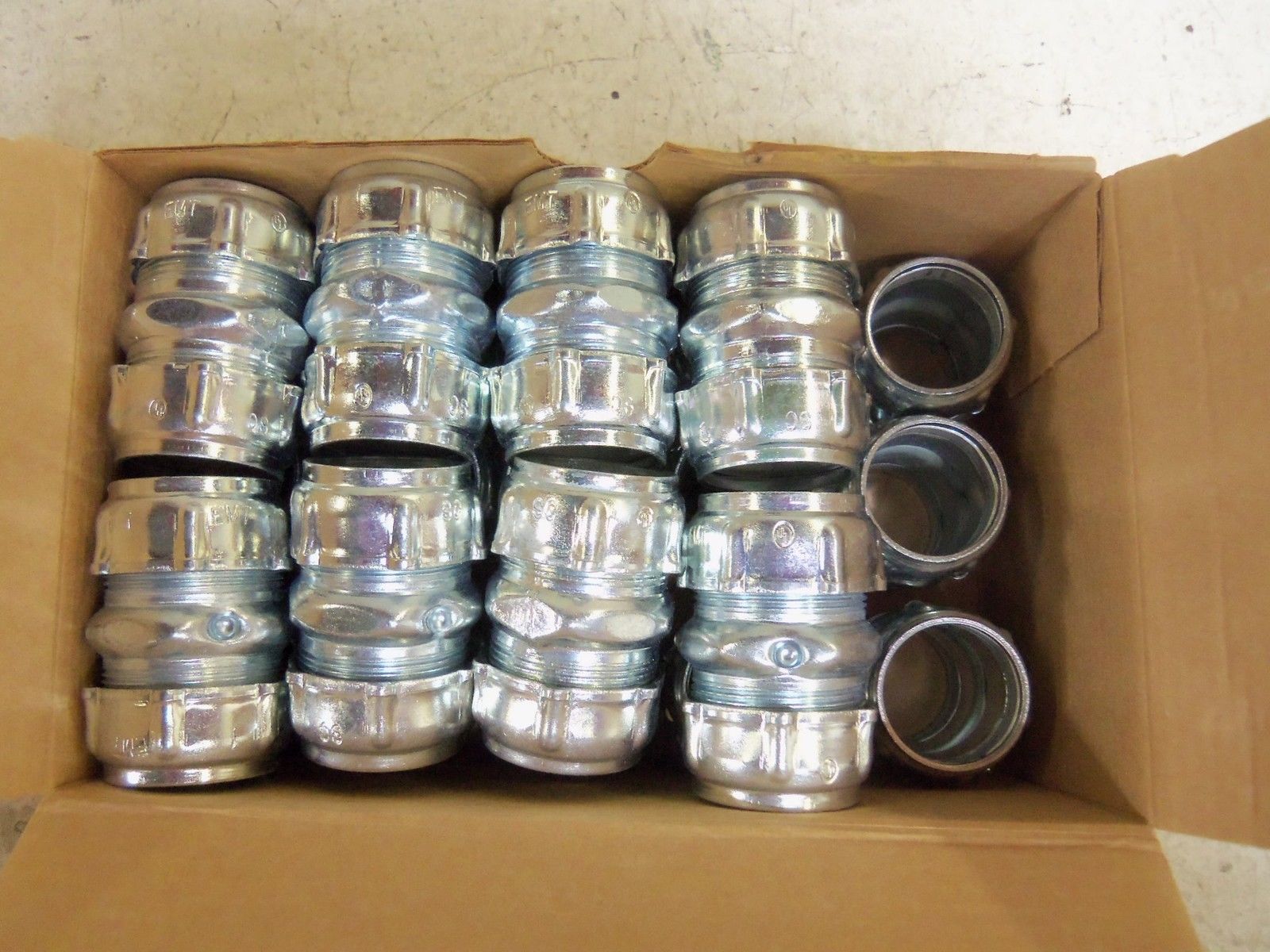 LOT OF 23 THOMAS & BETTS TK-113 COUPLING NSMP