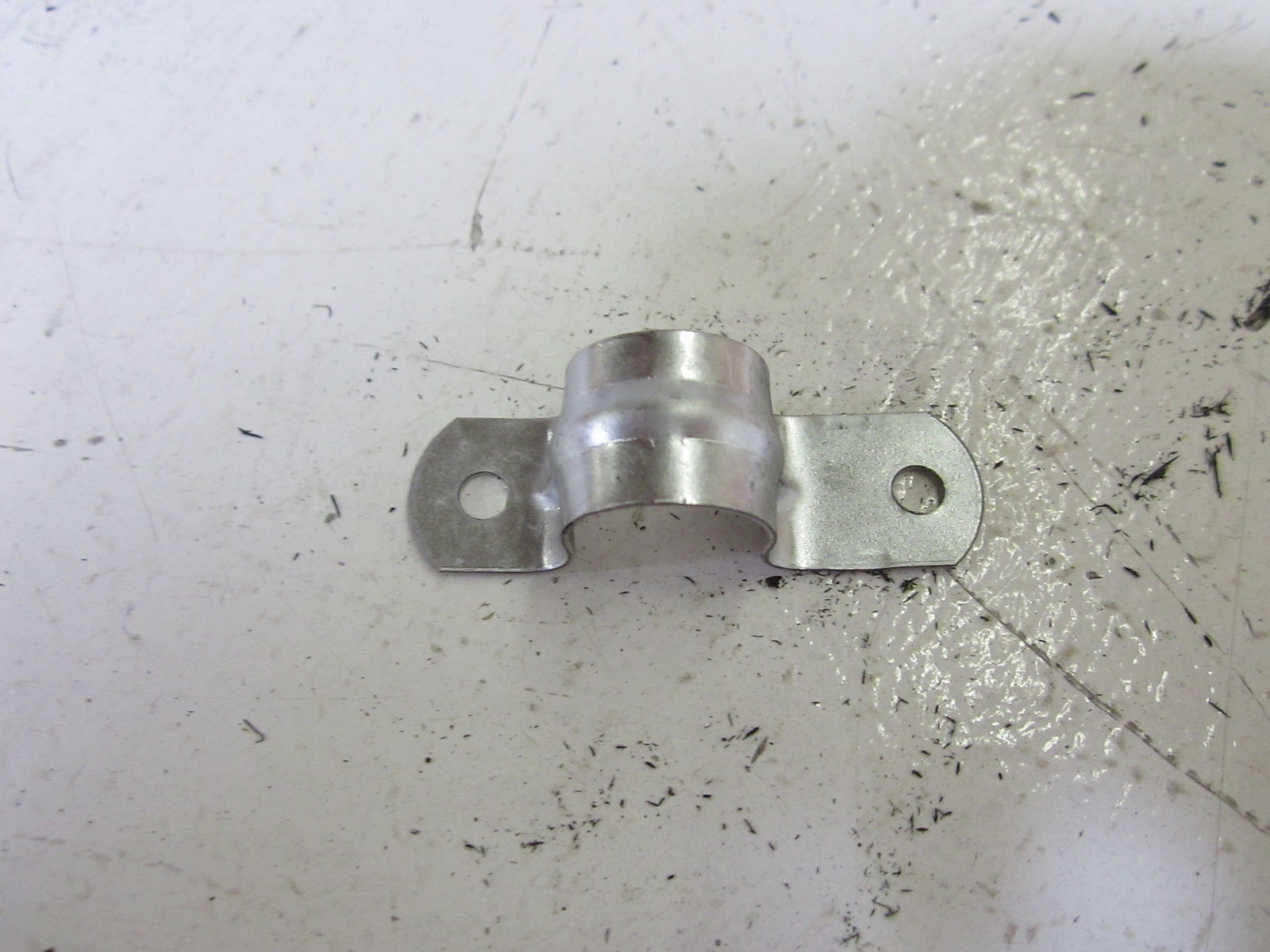 LOT OF 240 THOMAS & BETTS TD 90 EMT 2 HOLE STAPS 1/2" NSMP