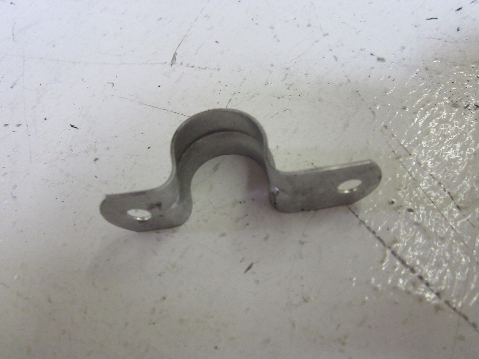 LOT OF 240 THOMAS & BETTS TD 90 EMT 2 HOLE STAPS 1/2" NSMP