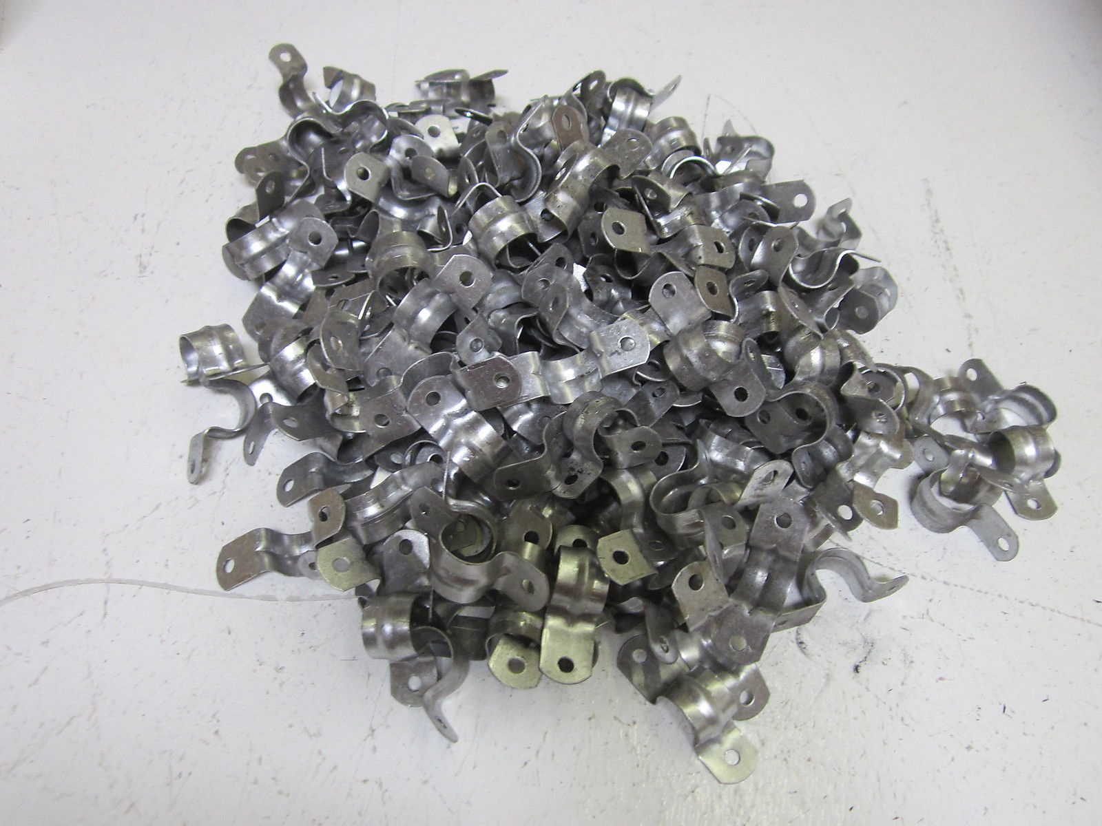 LOT OF 240 THOMAS & BETTS TD 90 EMT 2 HOLE STAPS 1/2" NSMP