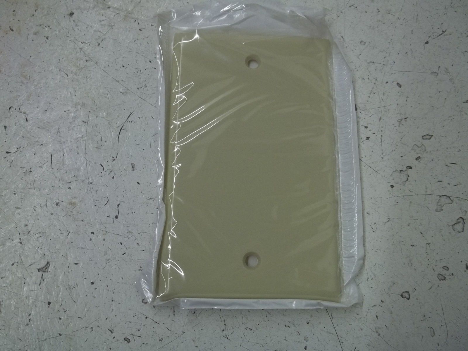 LOT OF 25 LEVITON 86014 PLASTIC SINGLE BLANK PLATE NSMP