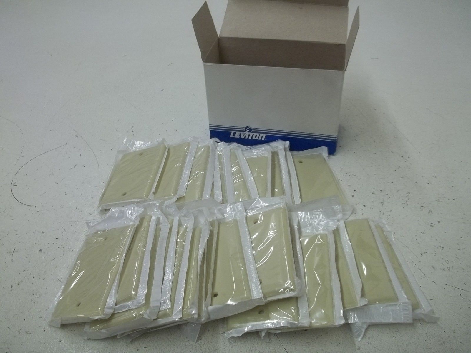 LOT OF 25 LEVITON 86014 PLASTIC SINGLE BLANK PLATE NSMP