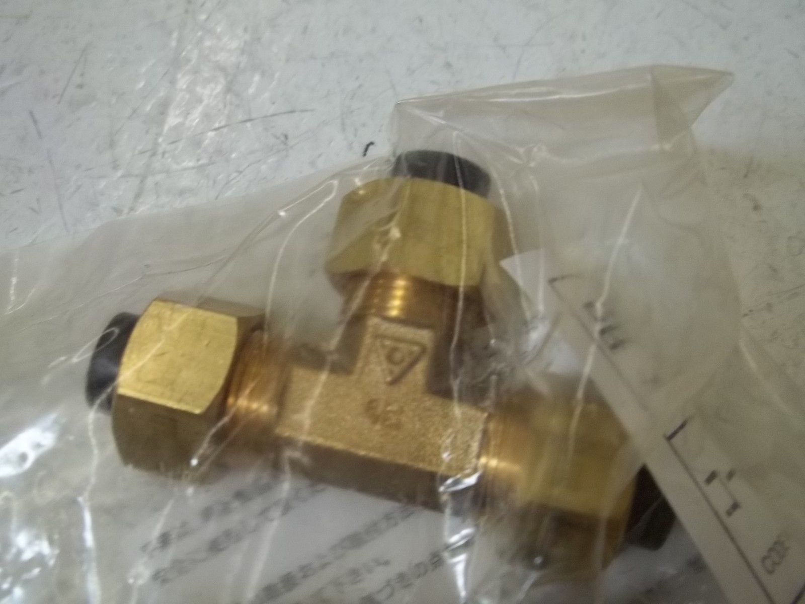 LOT OF 25 NITTA MOORE UT1N3/8 TUBE FITTINGS NSMP