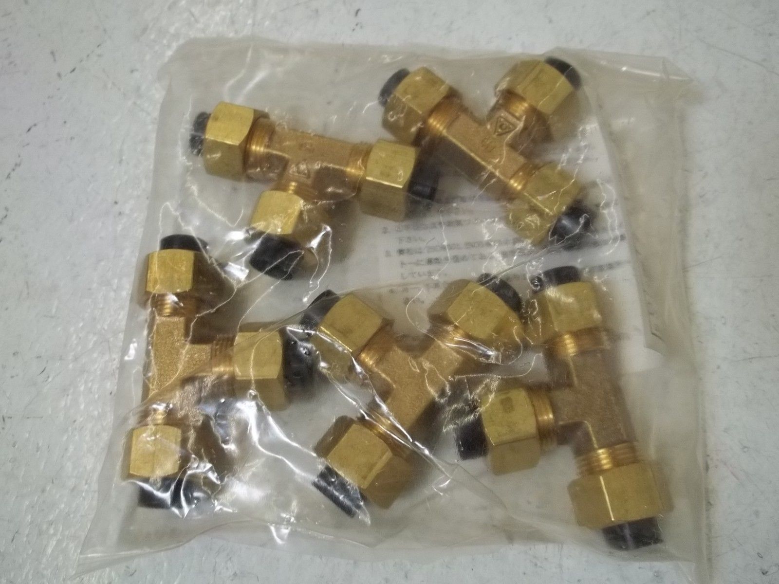 LOT OF 25 NITTA MOORE UT1N3/8 TUBE FITTINGS NSMP