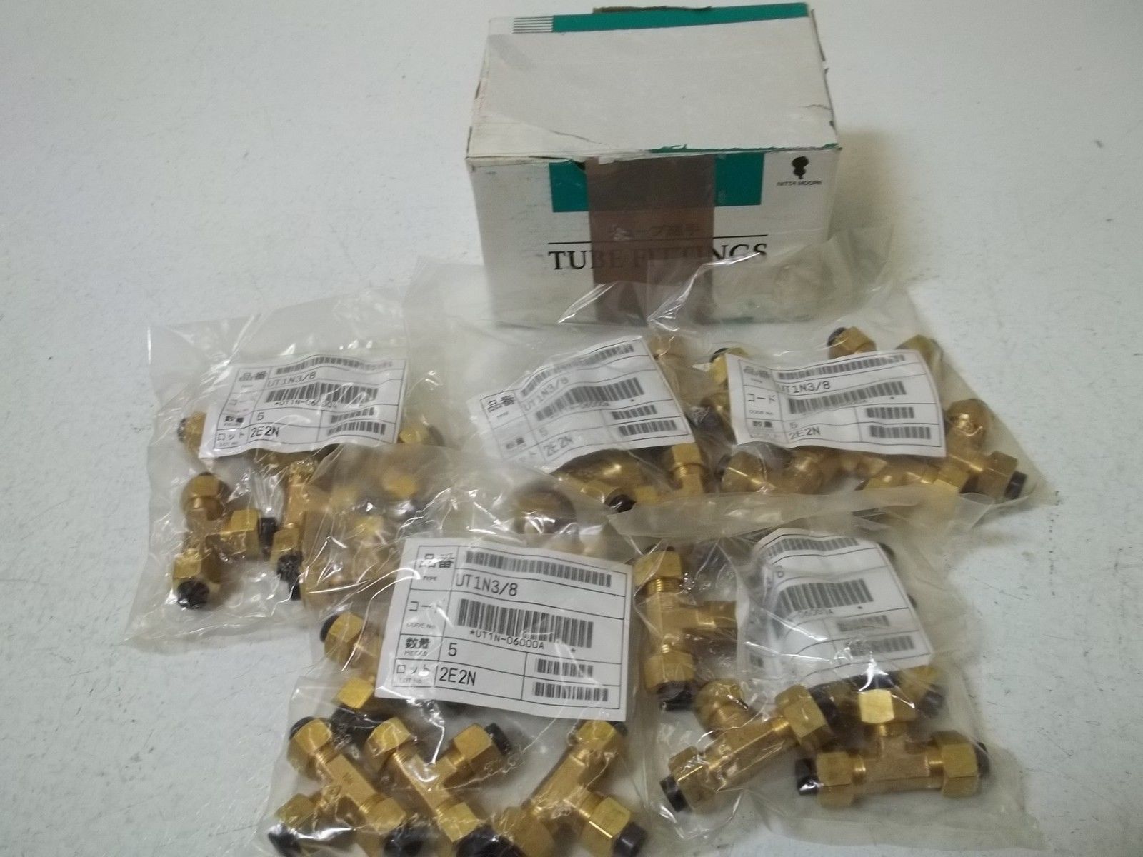 LOT OF 25 NITTA MOORE UT1N/8 TUBE FITTINGS NSMP