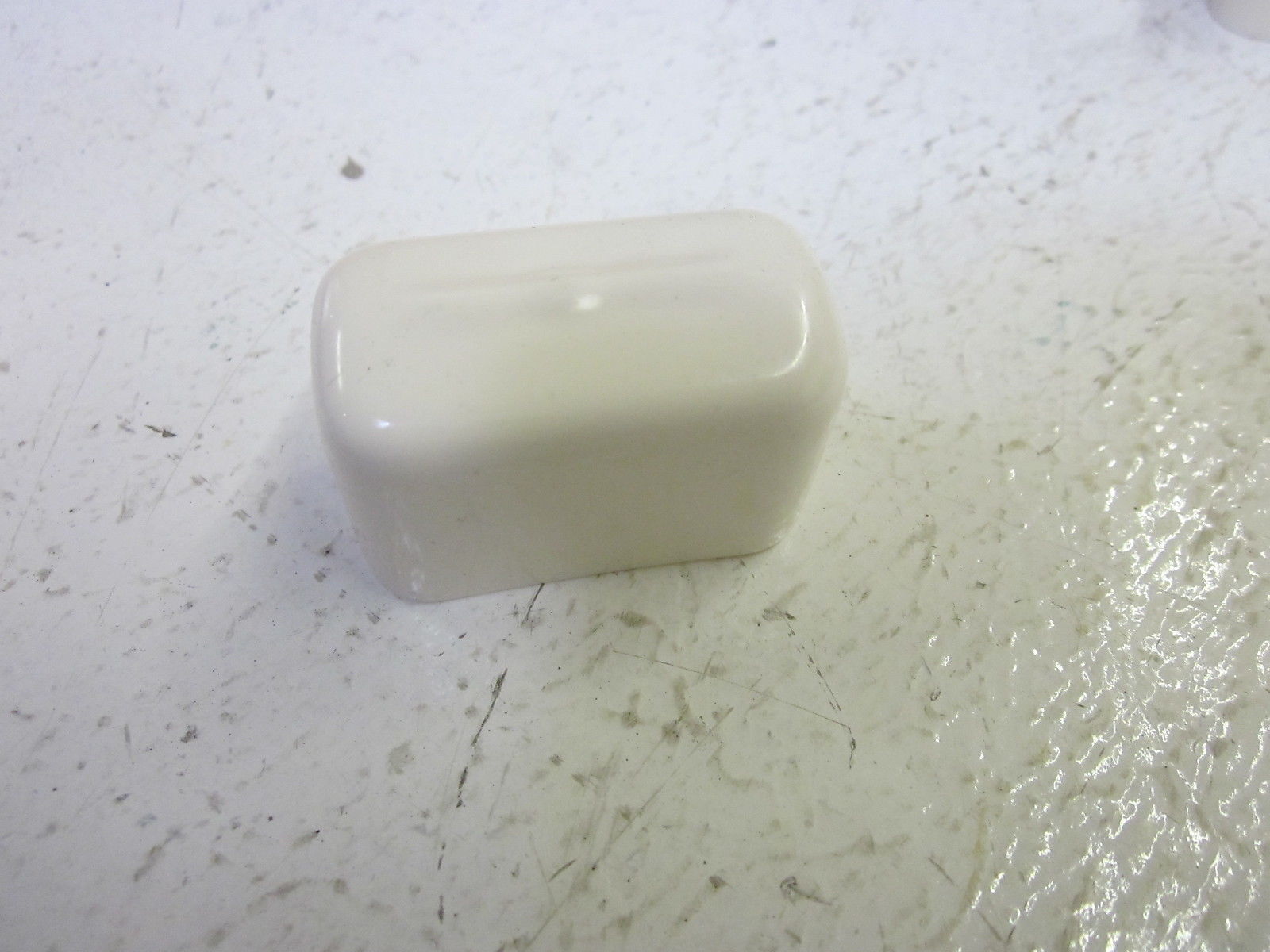 LOT OF 25 THOMAS &  BETTS 804 NEOP WH VINYL END COVERS  NSMP