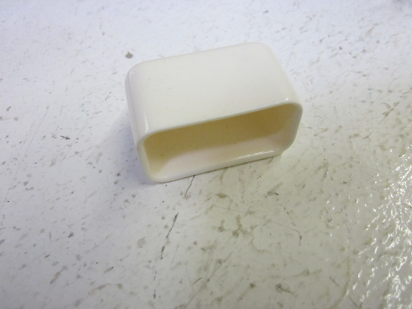 LOT OF 25 THOMAS &  BETTS 804 NEOP WH VINYL END COVERS  NSMP