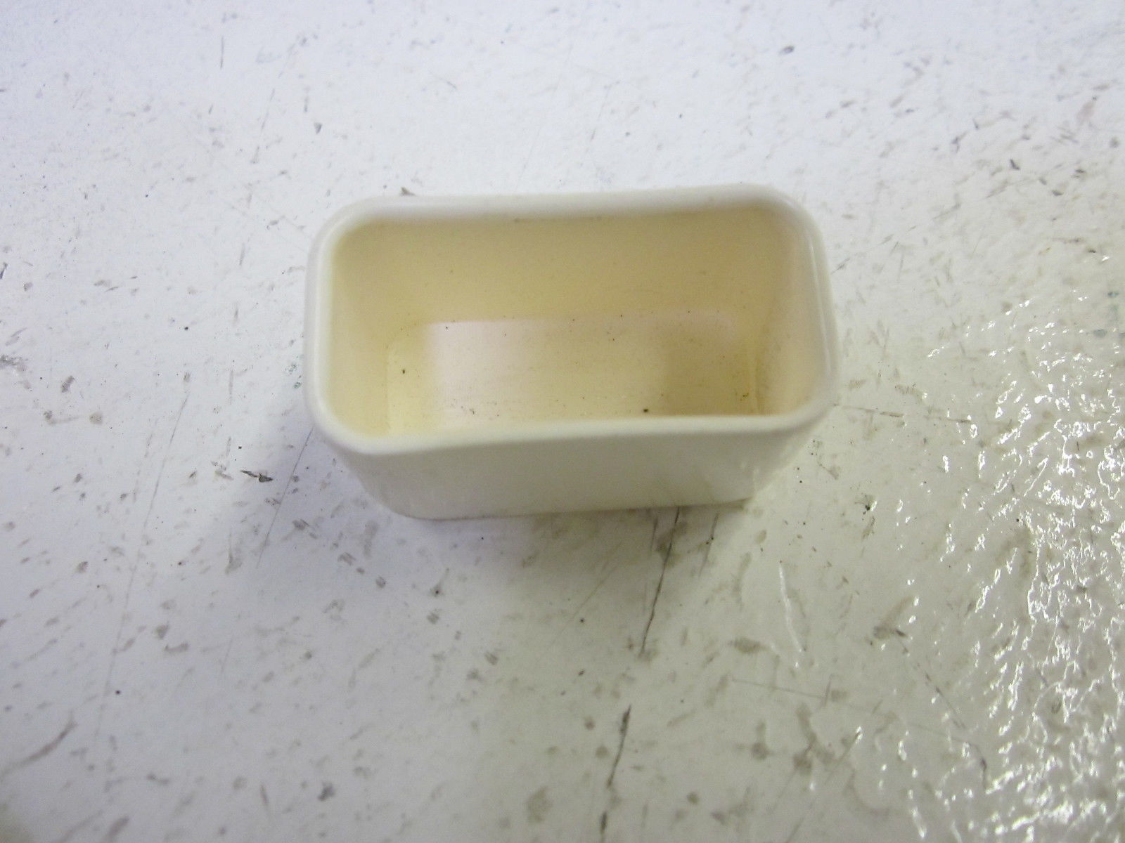 LOT OF 25 THOMAS &  BETTS 804 NEOP WH VINYL END COVERS  NSMP