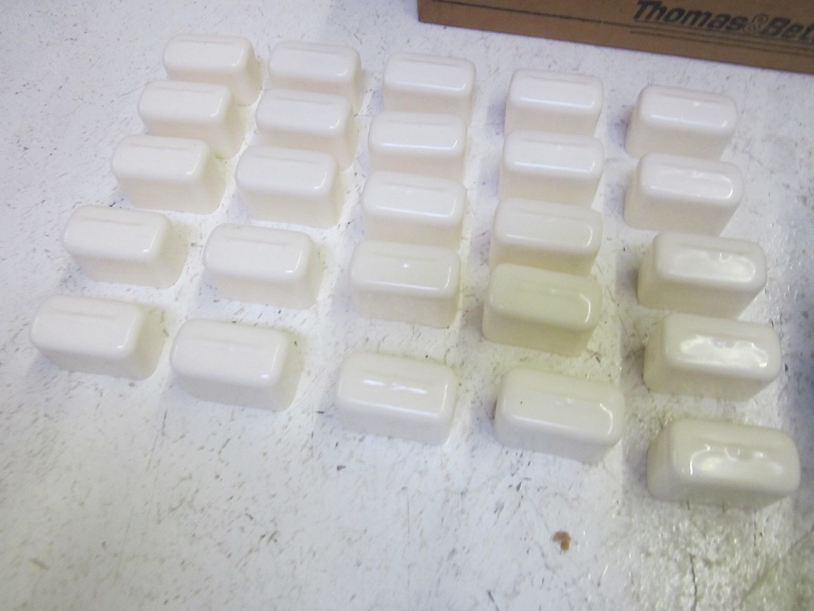 LOT OF 25 THOMAS &  BETTS 804 NEOP WH VINYL END COVERS  NSMP
