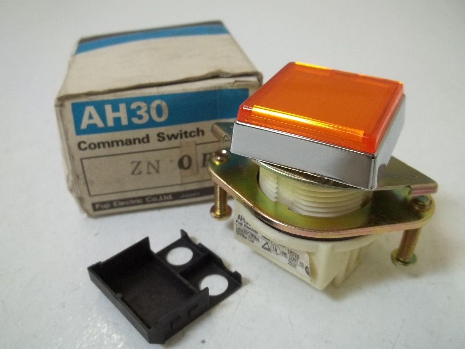 LOT OF 2 FUJI ELECTRIC AH30-ZN COMMAND SWITCH NSMP