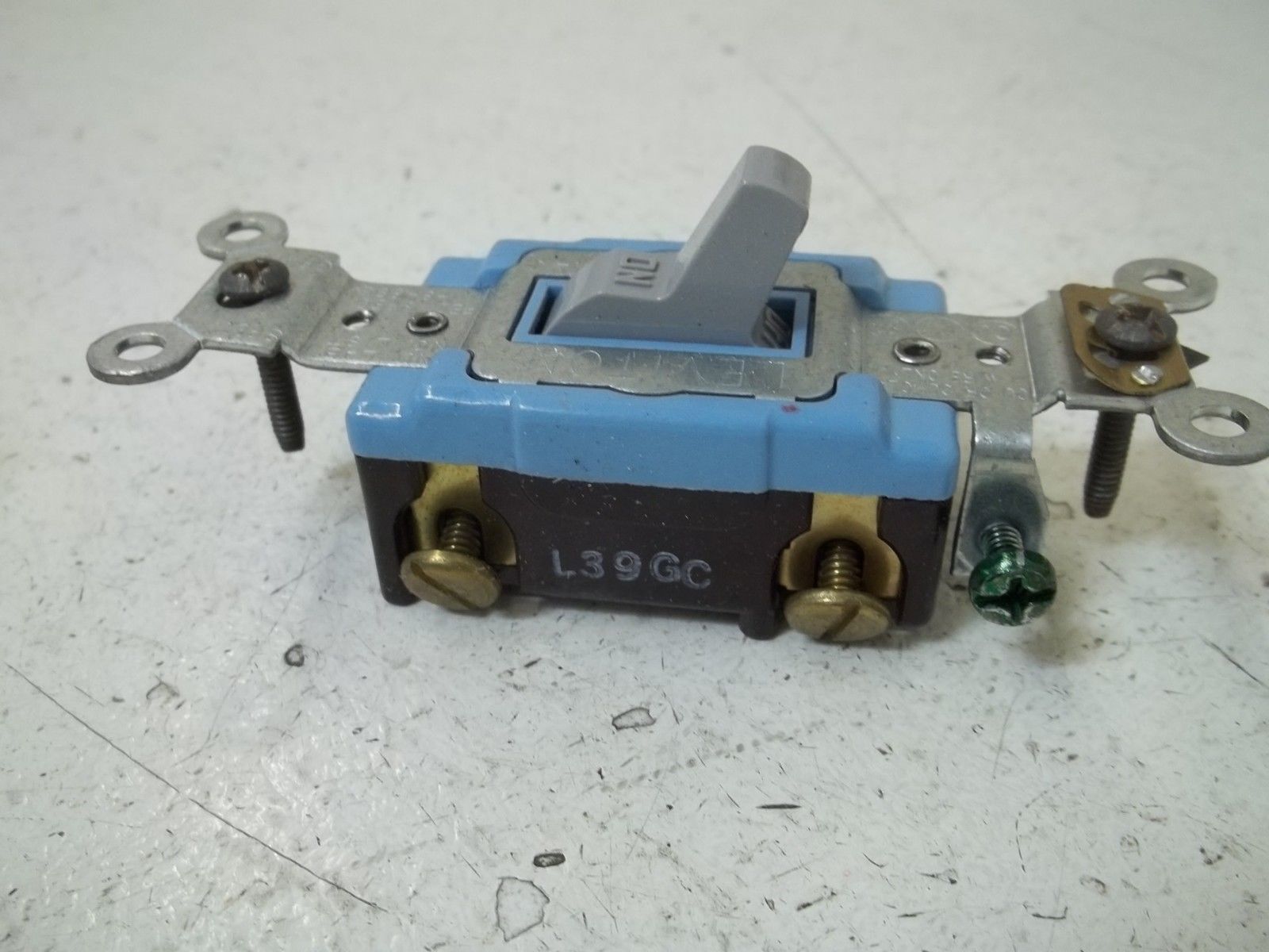 LEVITON 1201-2GY TOGGLE WALL LIGHT SWITCH  NSMP