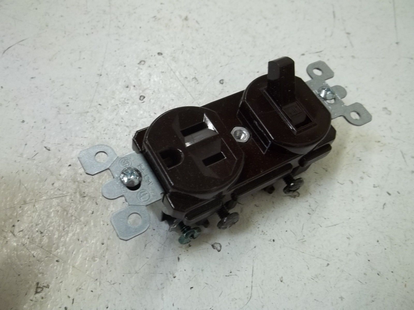 LEVITON 5225 COMBINE SWITCH & RECEPTACLE NSMP
