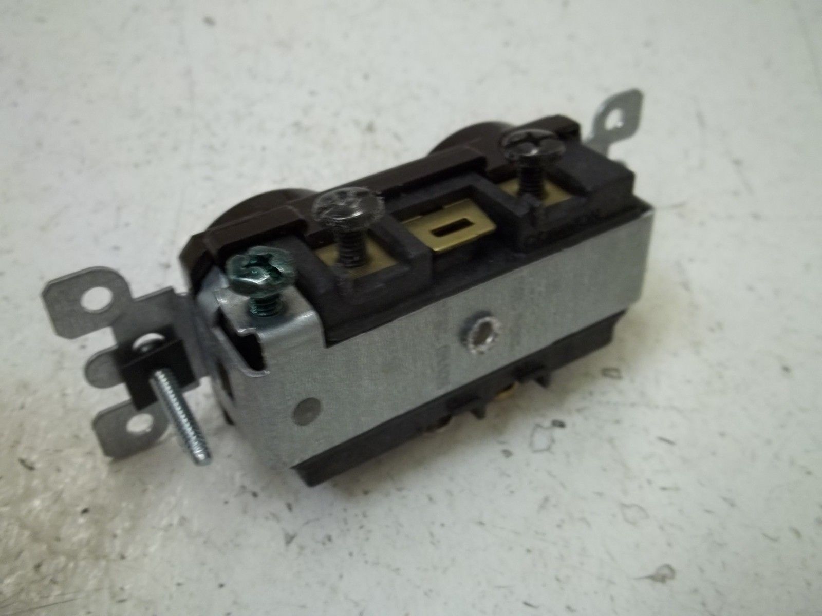 LEVITON 5225 COMBINE SWITCH & RECEPTACLE NSMP