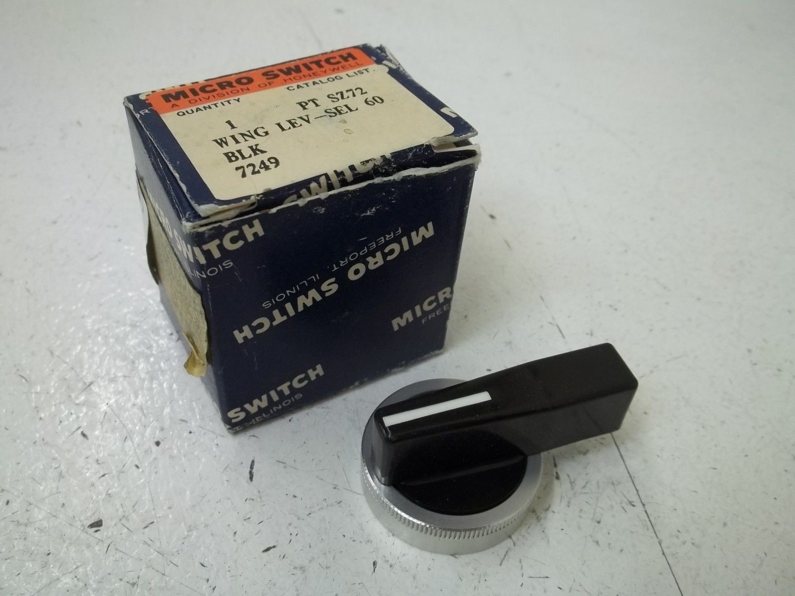 LOT OF 2 MICROSWITCH PTSZ72 WING LEVEL SELECTOR KNOB NSMP