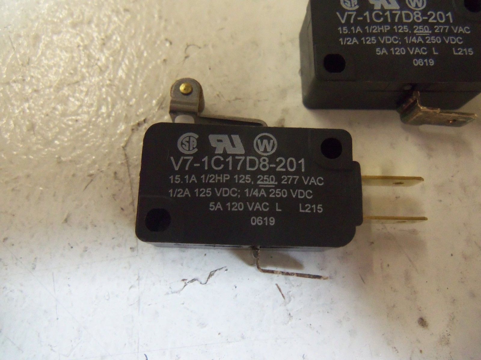 LOT OF 2 MICROSWITCH V7-1C1D8-201 NSNP