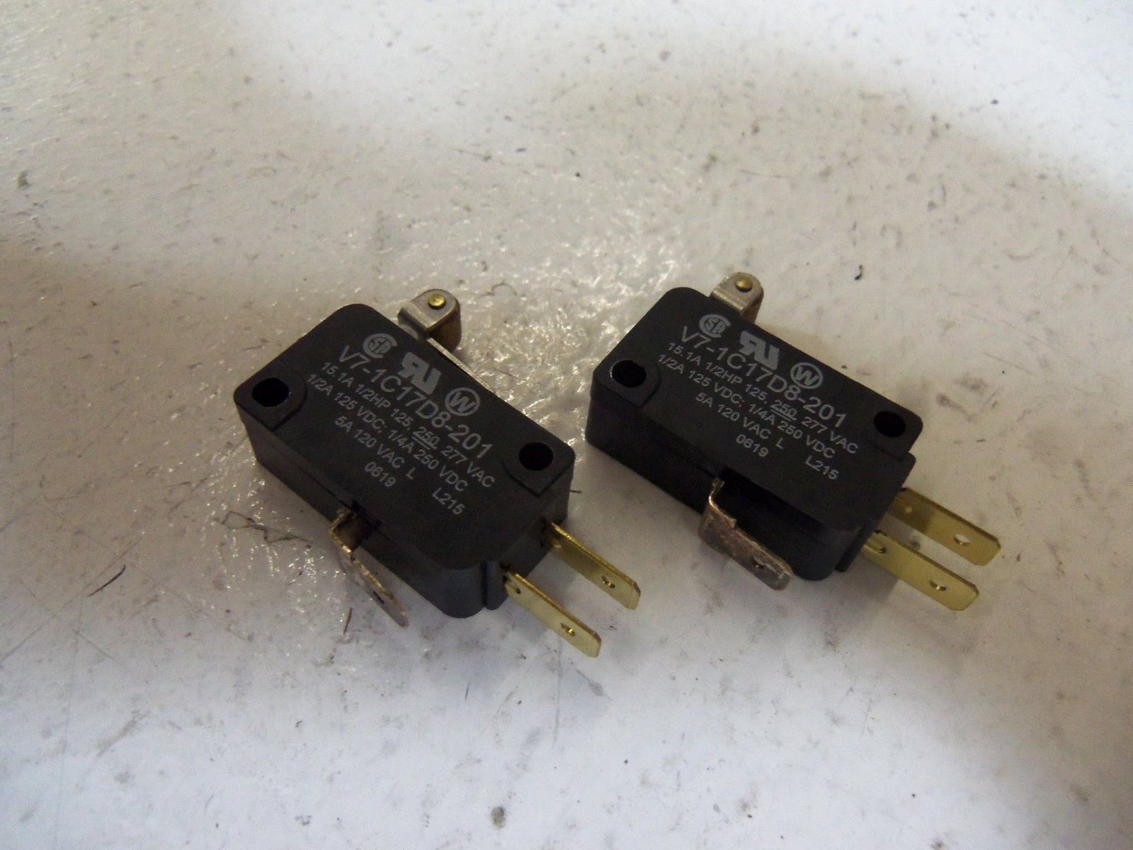 LOT OF 2 MICROSWITCH V7-1C1D8-201 NSNP