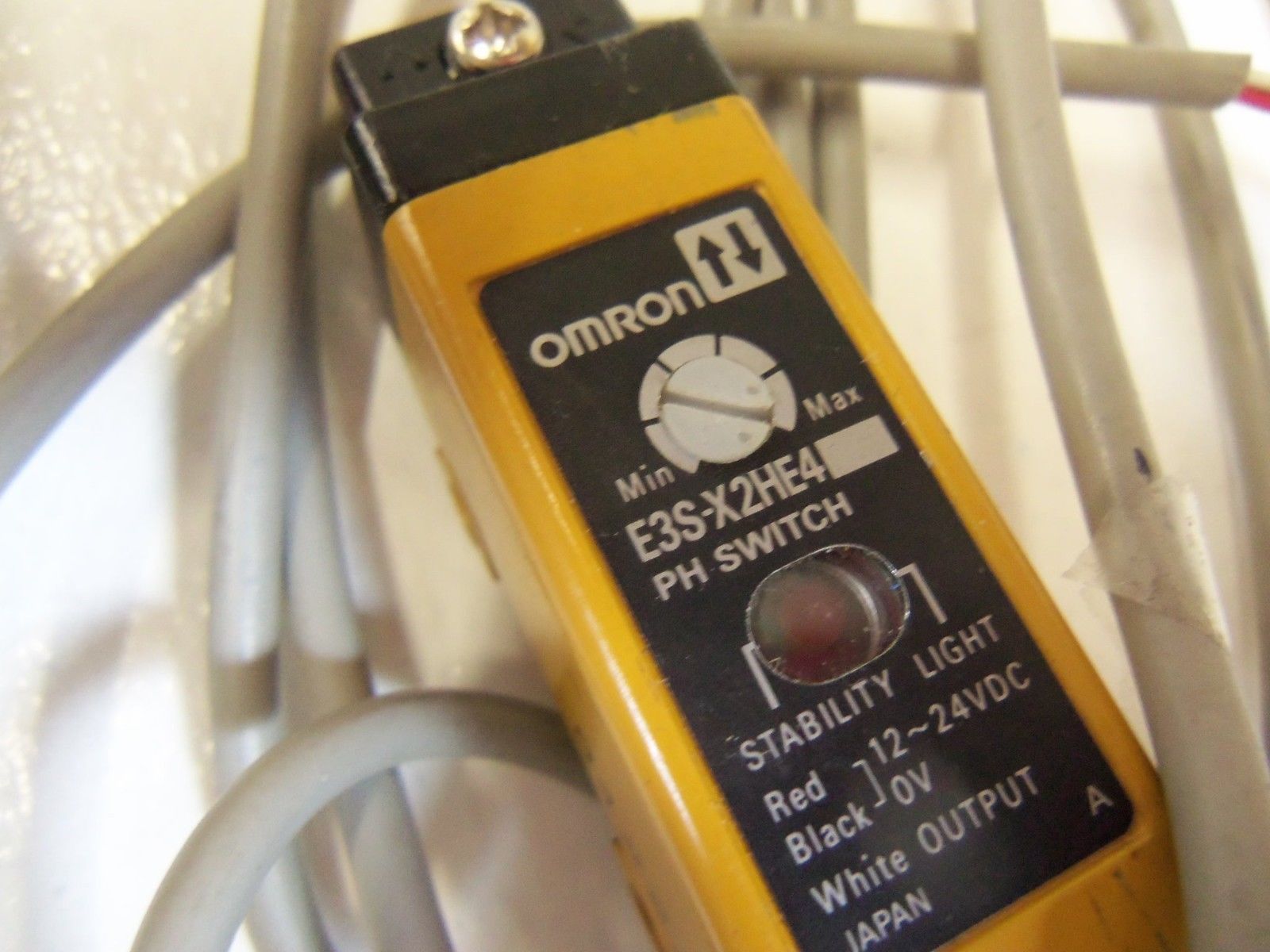 LOT OF 2 OMRON E3S-X2HE4  UNMP