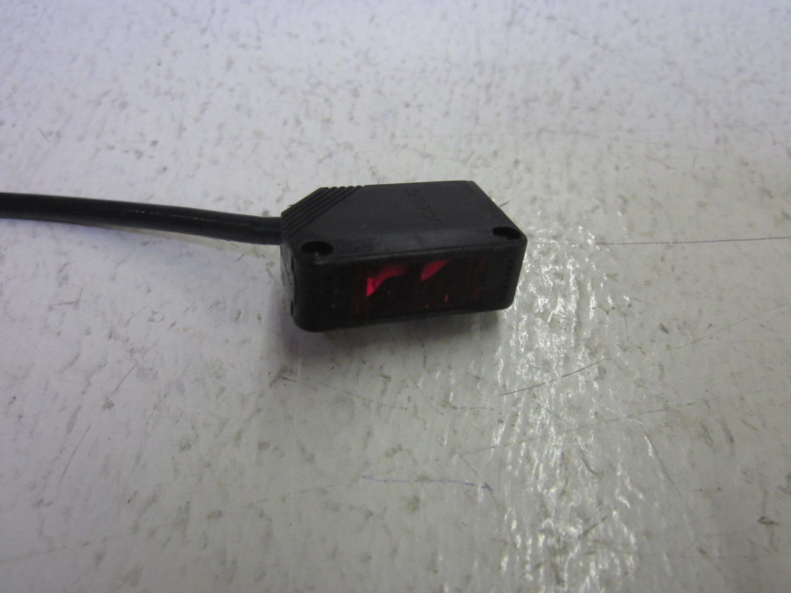 LOT OF 2 OMRON E3Z-B82 PHOTO SENSOR UNMP