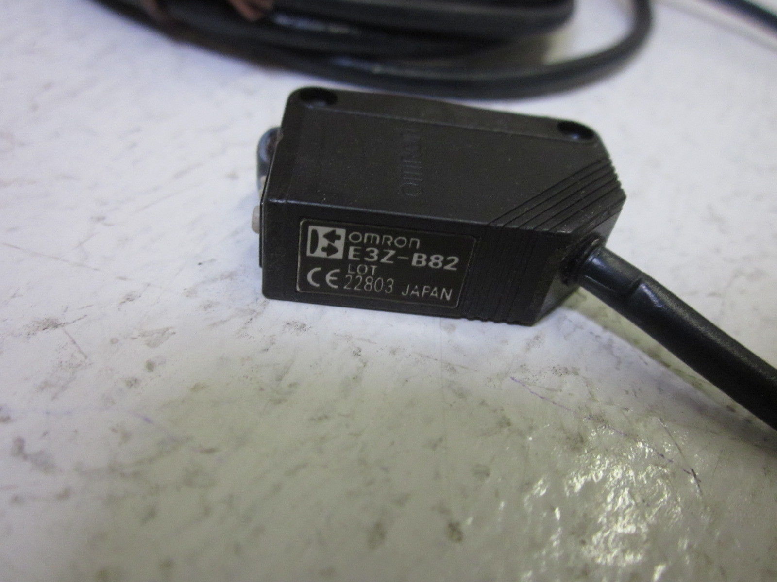 LOT OF 2 OMRON E3Z-B82 PHOTO SENSOR UNMP