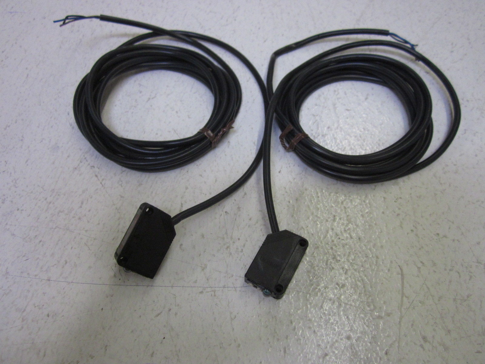 LOT OF 2 OMRON E3Z-B82 PHOTO SENSOR UNMP