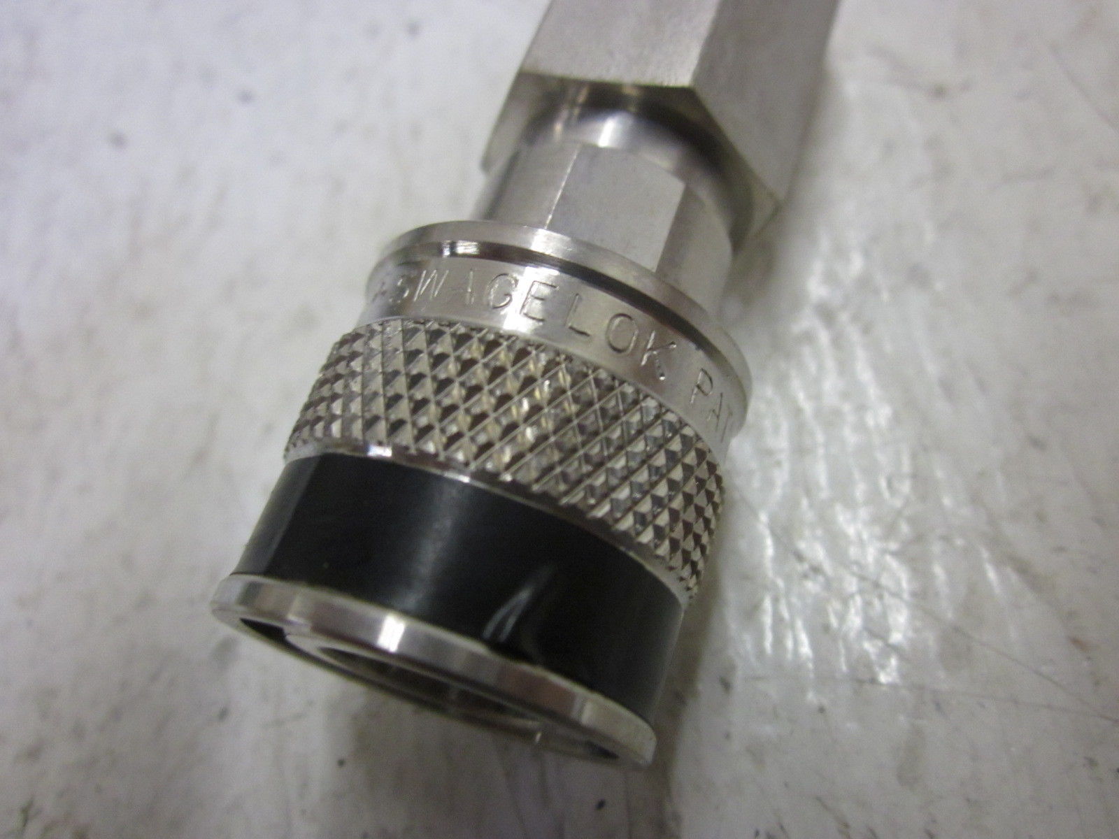 LOT OF 2 SWAGLOK 316 QC4 NSNP