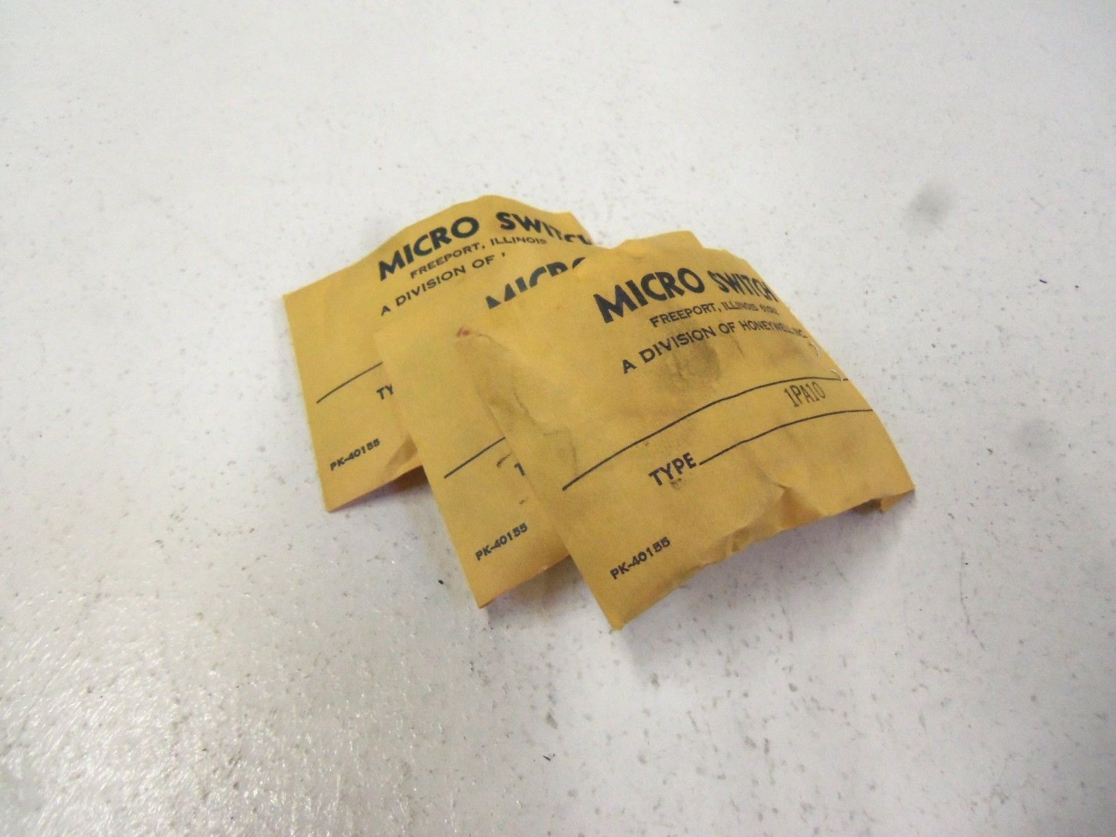 LOT OF 3 MICROSWITCH 1PA10 NSNP