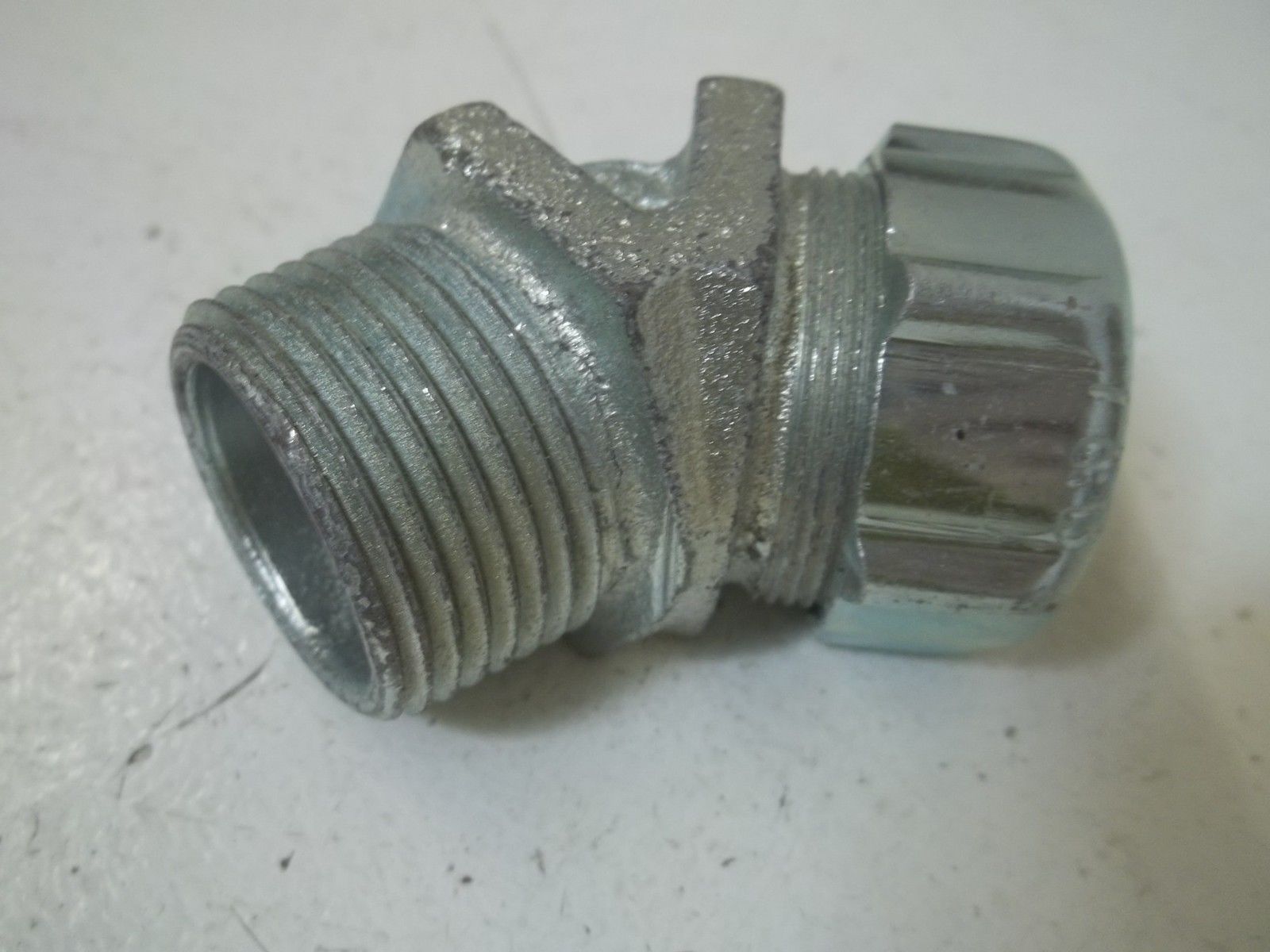 LOT OF 3 THOMAS & BETTS 2216 1"STRAIN RELIEF CORD CONN.45-DEG. ANGNSMP