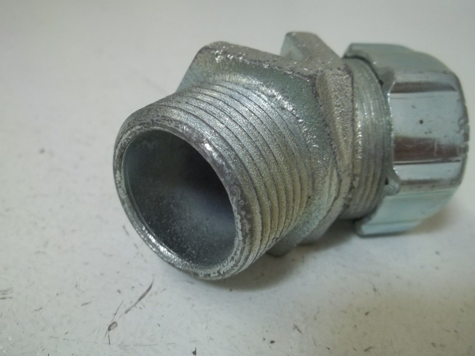 LOT OF 3 THOMAS & BETTS 2216 1"STRAIN RELIEF CORD CONN.45-DEG. ANGNSMP