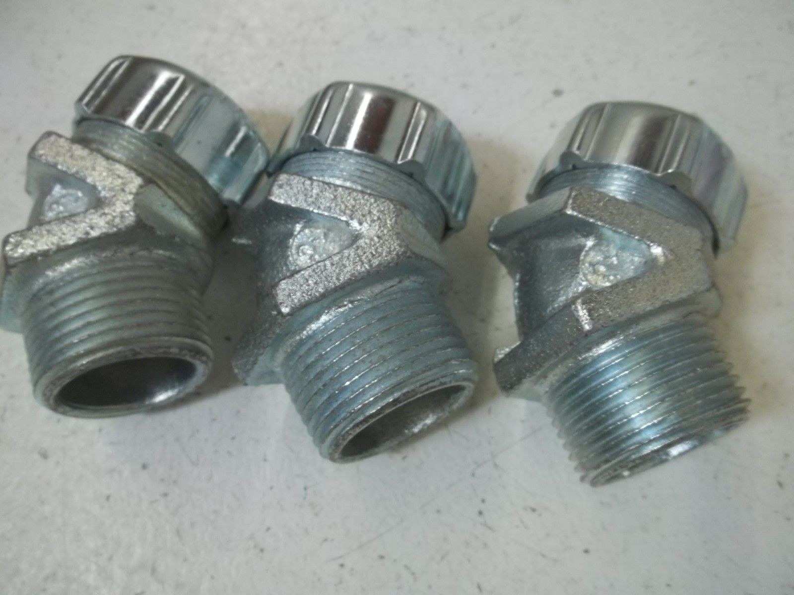 LOT OF 3 THOMAS & BETTS 2216 1"STRAIN RELIEF CORD CONN.45-DEG. ANGNSMP