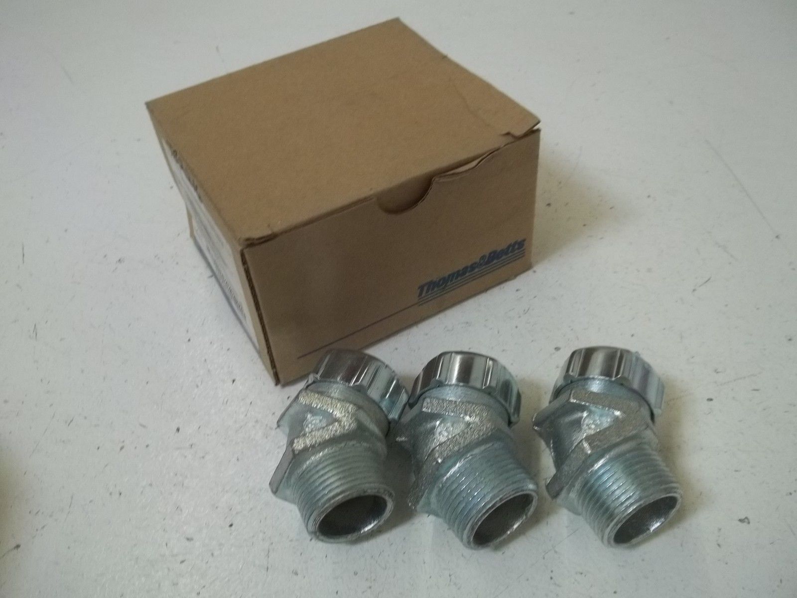 LOT OF 3 THOMAS & BETTS 2216 1"STRAIN RELIEF CORD CONN.45-DEG. ANGNSMP