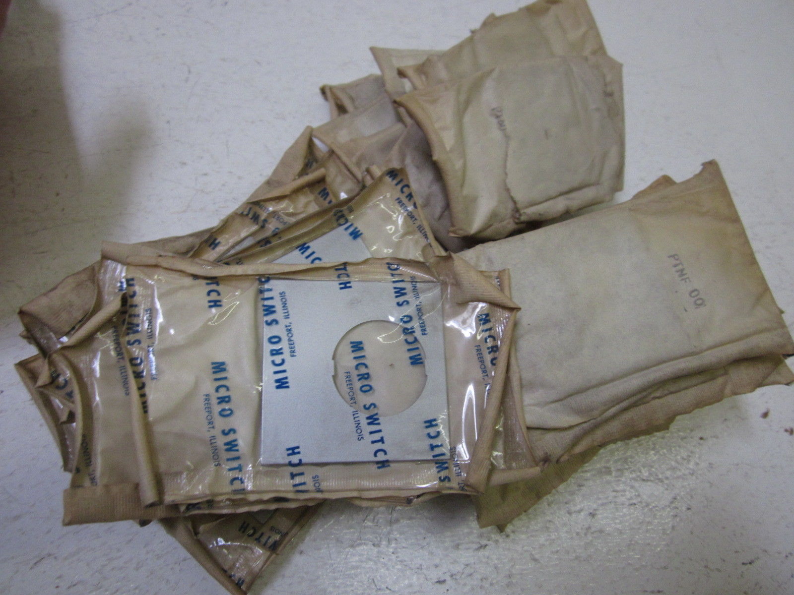 LOT OF 43 MICROSWITCH PTNF00 NSMP