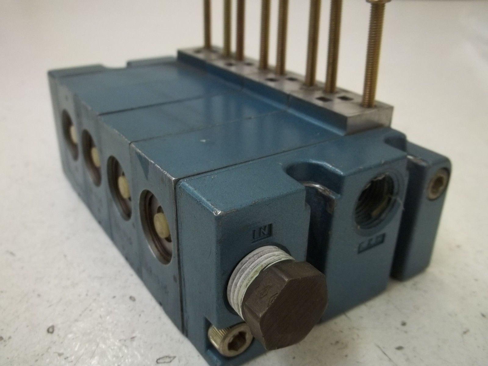 LOT OF 4 MAC VALVE 919A-PM-502MA SOLENOID VALVE (AS PICTURED) UNMP