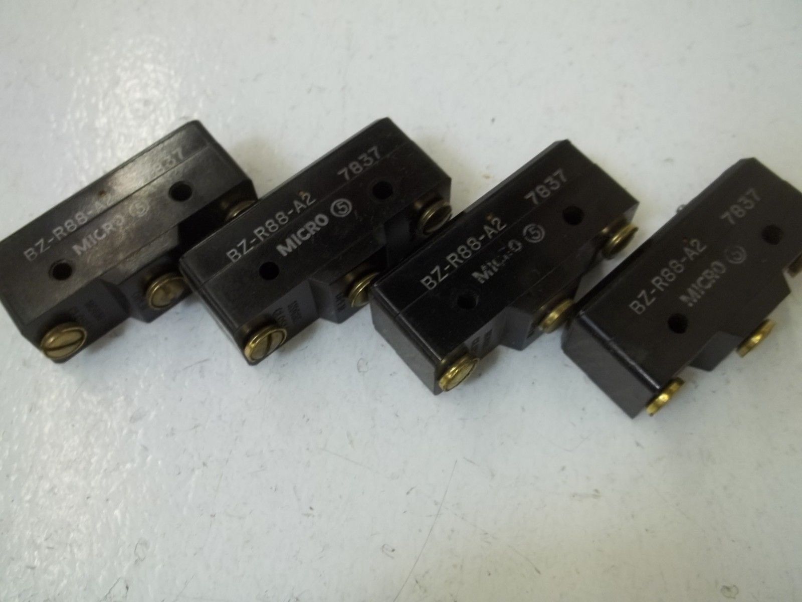 LOT OF 4 MICROSWITCH BZ-R88-A2 LIMIT SWITCH UNMP