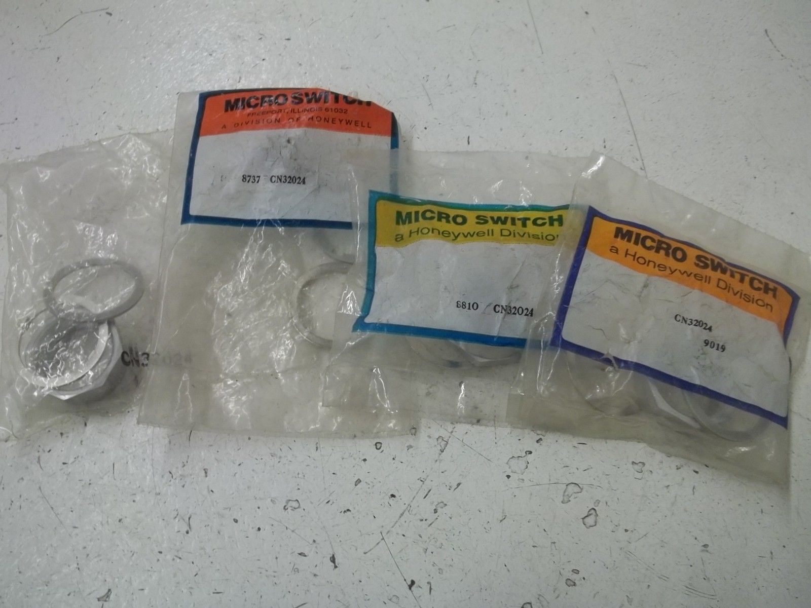 LOT OF 4 MICROSWITCH CN32024 GUARD FOR SELECTOR SWITCH NSMP