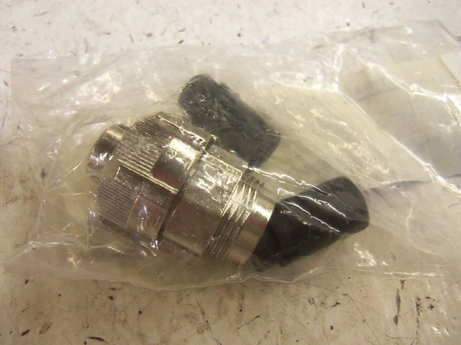 LOT OF 4 THOMAS & BETTS M1110-P04 CONNECTORS NSMP