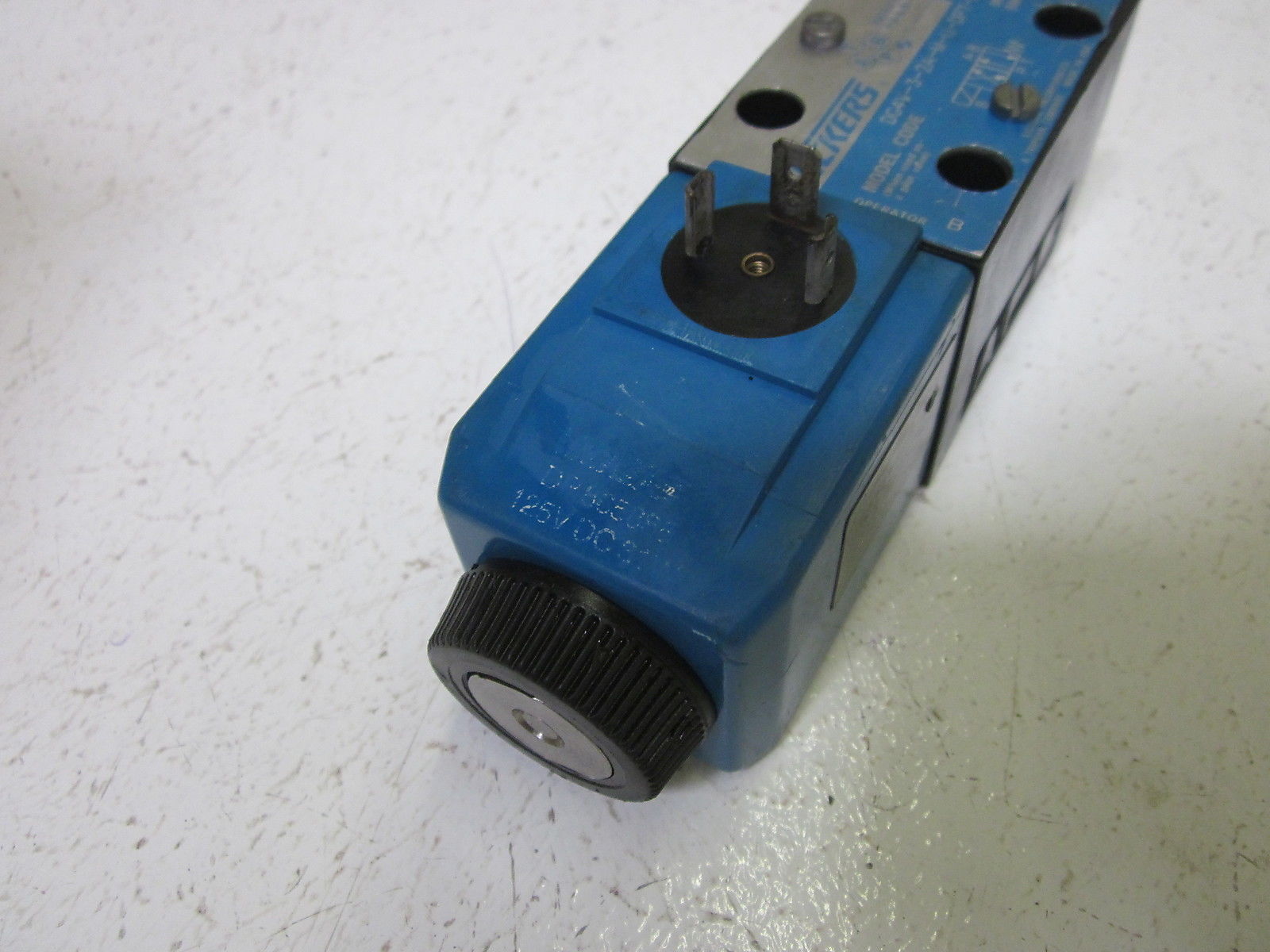 LOT OF 4 VICKERS DG4V-3-2A-M-U-DP7-60 SOLENOID VALVE UNMP