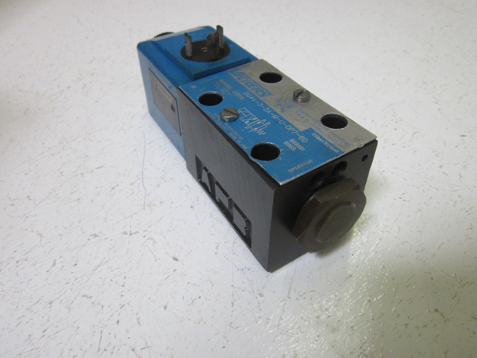 LOT OF 4 VICKERS DG4V-3-2A-M-U-DP7-60 SOLENOID VALVE UNMP