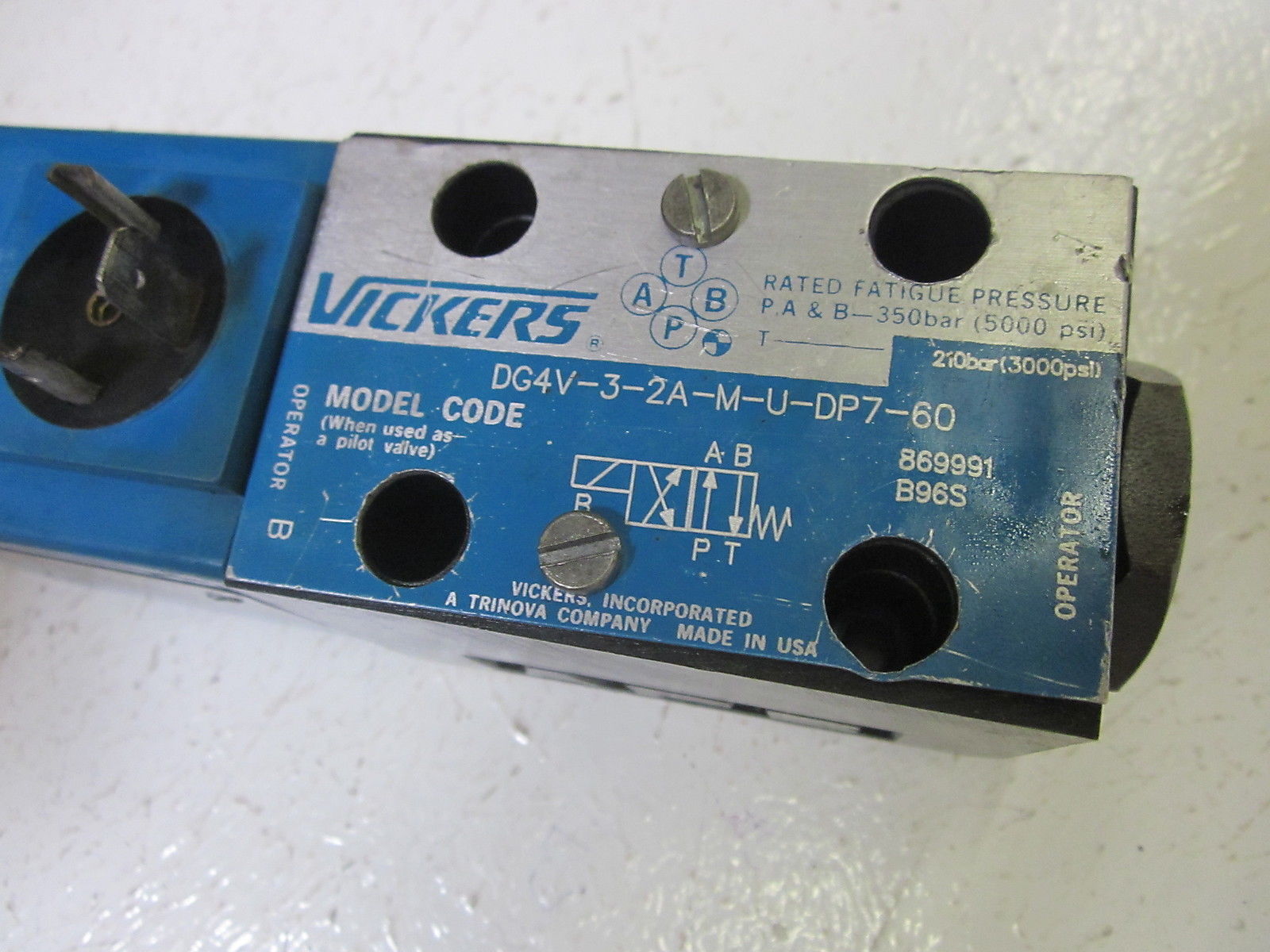 LOT OF 4 VICKERS DG4V-3-2A-M-U-DP7-60 SOLENOID VALVE UNMP