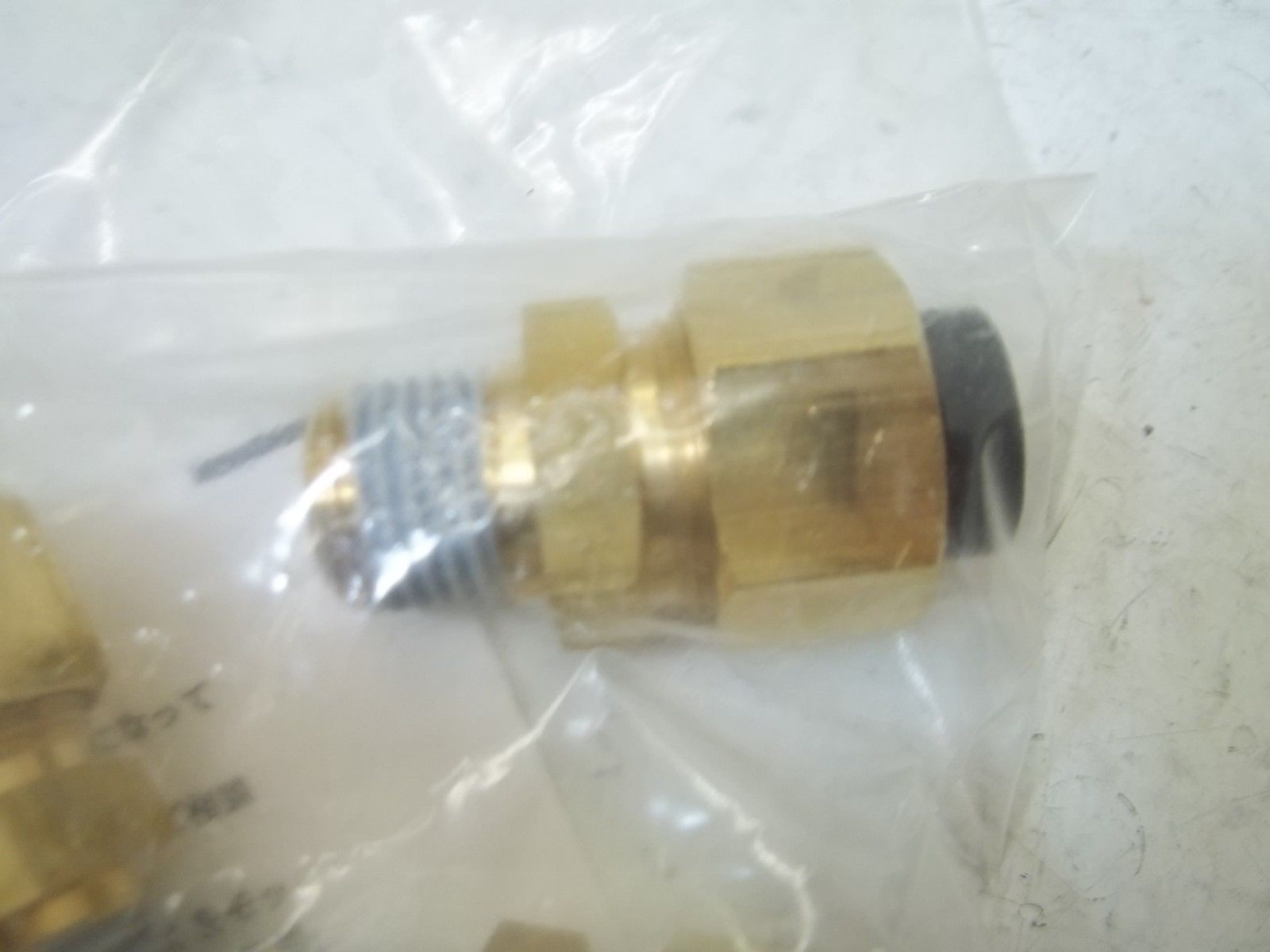 LOT OF 50 NITTA MOORE C1N1/2-PT1/4 TUBE FITTINGS NSMP