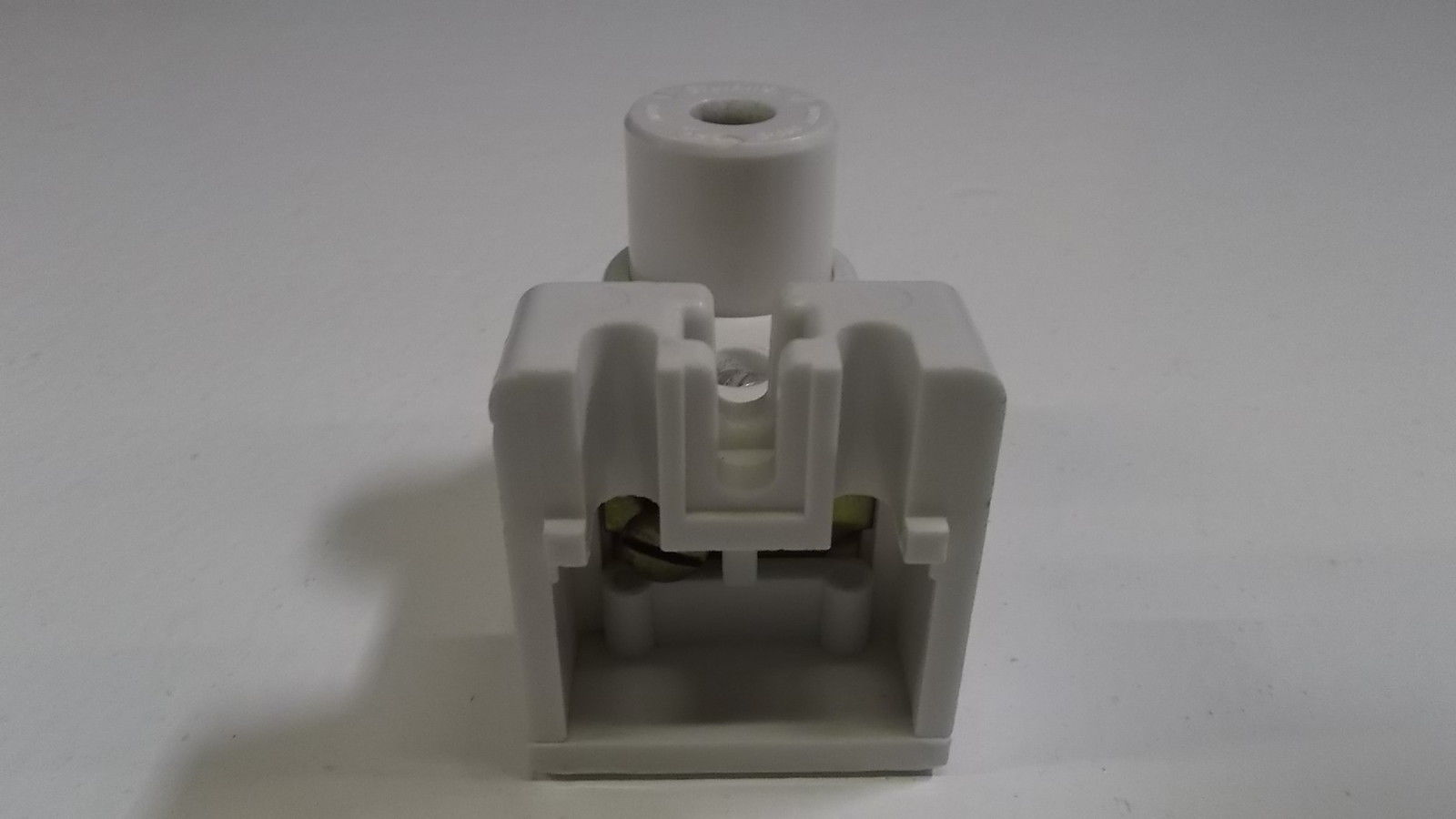 LOT OF 5 HUBBELL LAMP HOLDERS 2988 NSMP