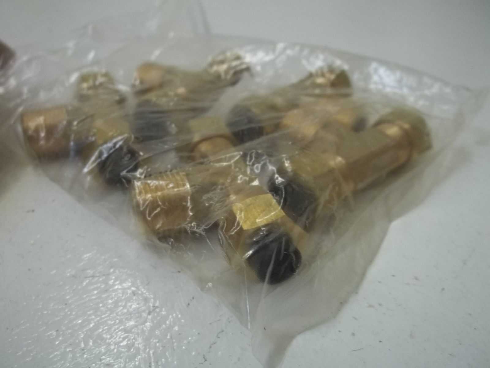 LOT OF 5 NITTA MOORE T1N3/8-PT3/8 TUBE FITTING NSNP